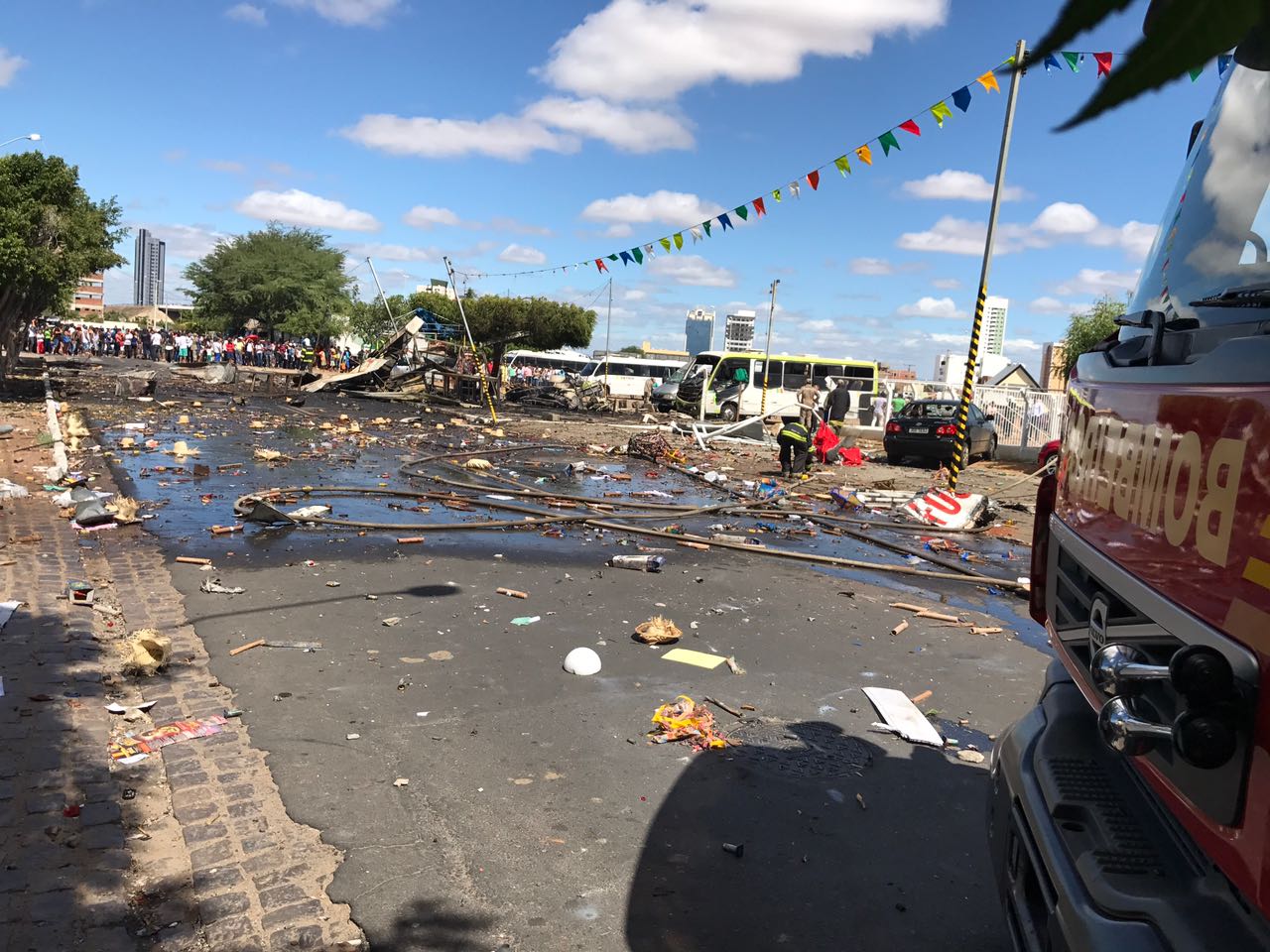 Barraca de fogos explode atingindo casas carros e até cemitério veja