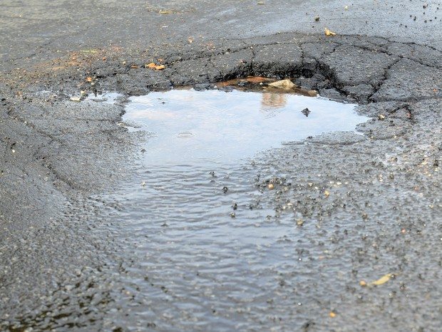 DESPERDÍCIO Cano estoura e deixa centro de Amélia Rodrigues alagado