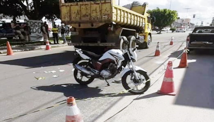 Técnica de enfermagem morre em acidente entre moto e caçamba em Feira