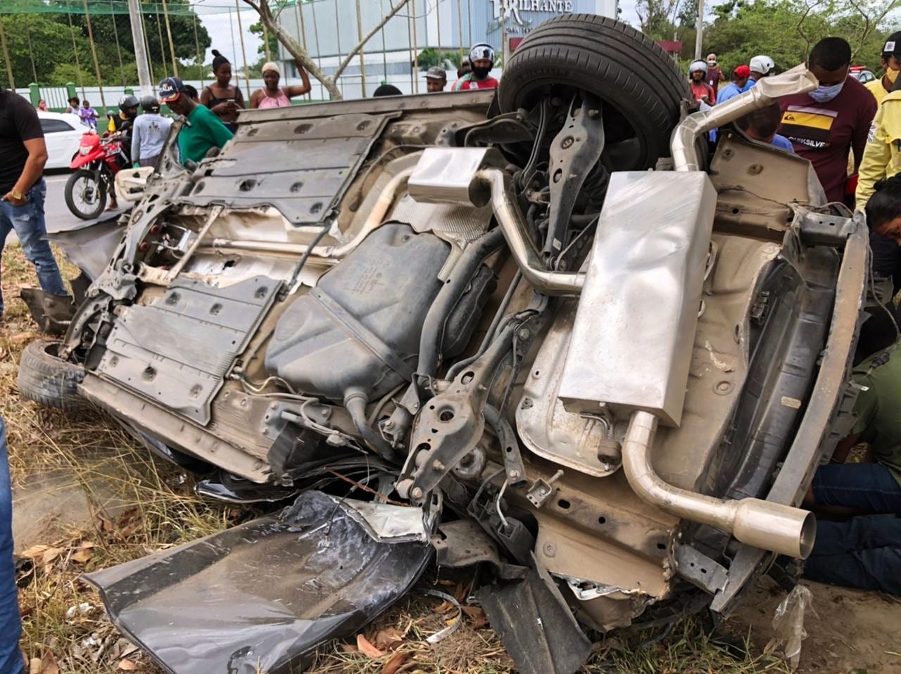 Destrui O Carro De Luxo Capota E Invade Canteiro Central Em Feira De