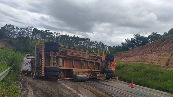 BR 101 Caminhão carregado combustível tomba e interdita trecho de