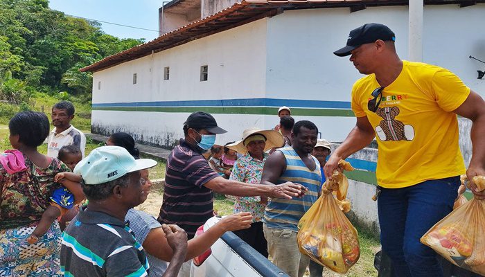 Projeto Natal Solidário distribui cestas básicas em Bom Jesus dos