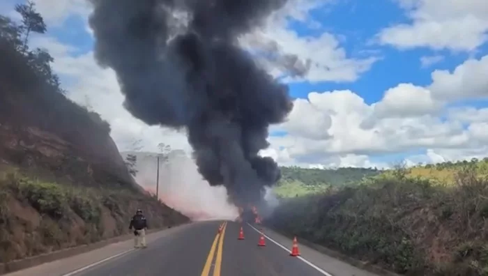 Caminhão pega fogo na BR 101 fogo começou no sistema de frenagem do