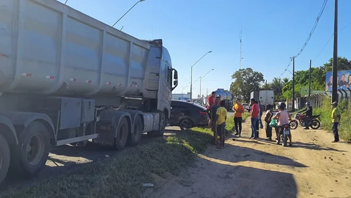 Motorista De Carreta Tenta Mudar De Faixa E Acaba Causando Acidente Na