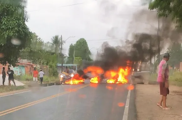 BERIMBAU Moradores Do Bairro Das Lajes Realizam Protesto Contra A