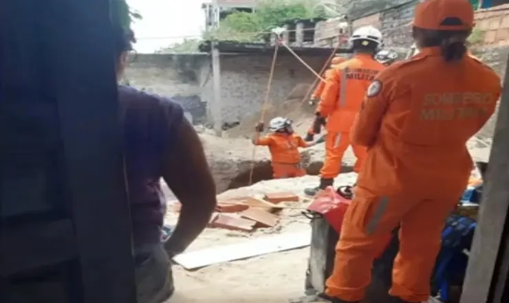 Homem morre soterrado após cair em buraco de 4 metros