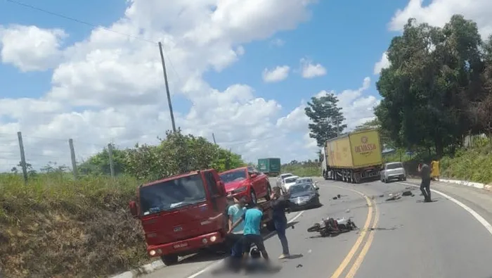 Mototaxista morre após colisão carreta na BR 101