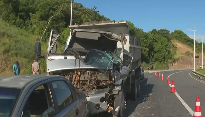 Motorista Fica Preso às Ferragens Após Batida Entre Três Veículos