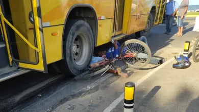 Ciclista fica ferido após parar embaixo de ônibus