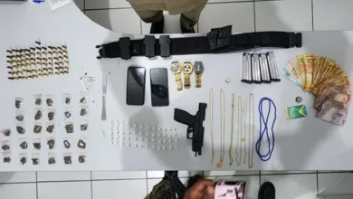 Drogas, armas e outros objetos foram apreendidos. Foto: Divulgação/PM