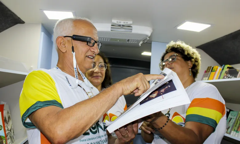 O prefeito João Bahia visitou a Biblioteca Itinerante