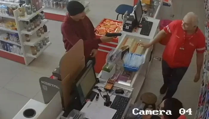 Durante assalto, ladrão recusa dinheiro e leva só caixa de remédio — Foto: Câmera de Segurança