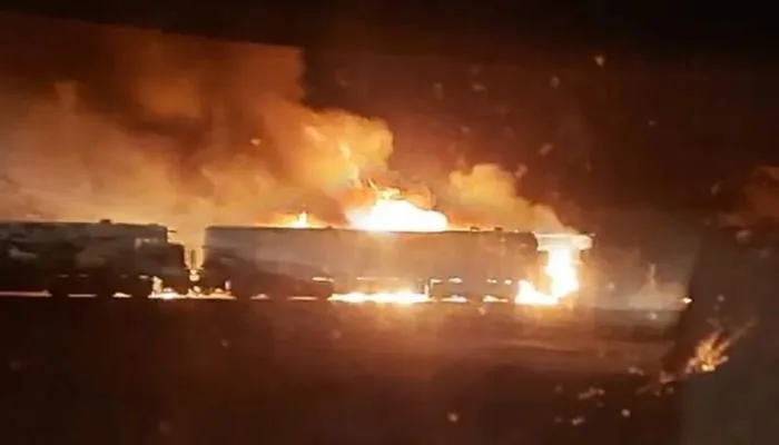 Carreta pega fogo após colidir com trem. Foto: Reprodução