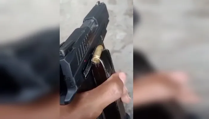 Os criminosos utilizam vídeos em que uma pessoa segura uma arma - Foto: Reprodução