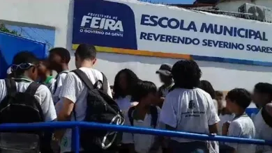 Estudantes fazem manifestação por falta de água potável em escola municipal de Feira de Santana. Foto: Reprodução| Redes Sociais