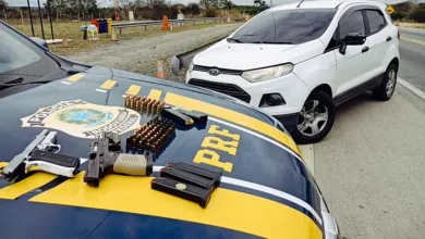 PRF apreende pistolas, carregadores e munições escondidos dentro de carro roubado na BR-116. Foto: Reprodução/ Nucom PRF