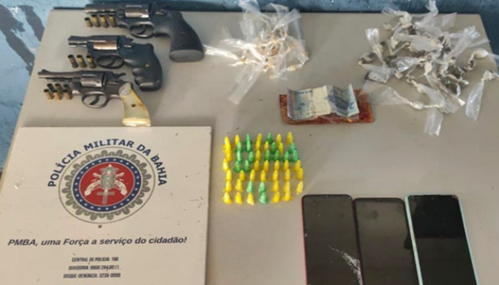 Foram apreendidos três revólveres, 51 pinos com cocaína, 40 embalagens com maconha e 55 pedras de crack. Crédito: Divulgação/ PM