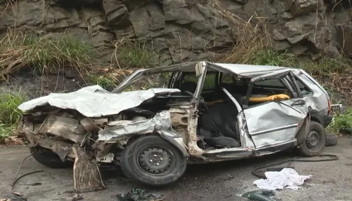 Carro ficou destruído após o acidente na BR-101 — Foto: Reprodução| TV Bahia