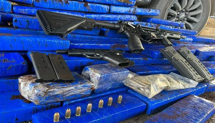 Drogas e armas são encontradas em fundo de carro no oeste da Bahia — Foto: Reprodução/PRF