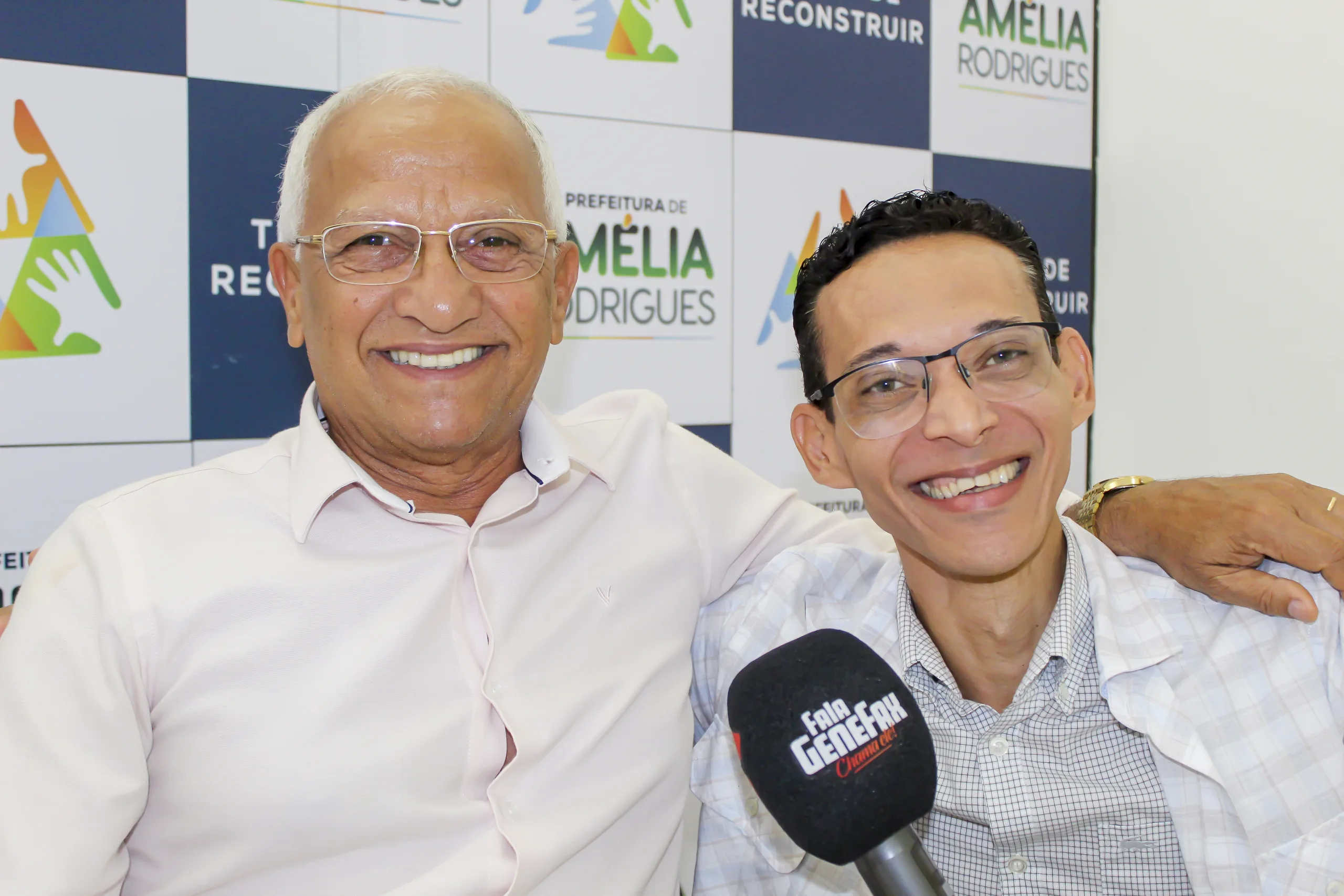 Prefeito João Bahia concede entrevista ao jornalista Genefax. Foto: Fala Genefax 