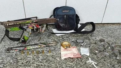 Submetralhadora e drogas foram apreendidos com o suspeito - Foto: Divulgação / PMBA