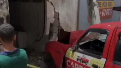 Reciclador morre atropelado por carreta que invadiu casa em Salvador — Foto: Reprodução/TV Bahia