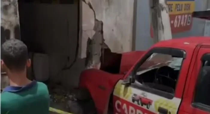 Reciclador morre atropelado por carreta que invadiu casa em Salvador — Foto: Reprodução/TV Bahia