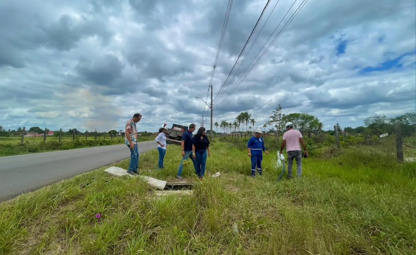 Equipe da Secretaria de Meio Ambiente e Recursos Hídricos e representantes da Embasa supervisionaram o primeiro teste da rede - Foto: ASCOM/Santo Amaro