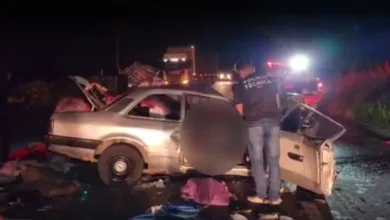 Carro ficou destruído e o condutor morreu após colidir com ônibus de viagem — Foto: Reprodução/TV Santa Cruz