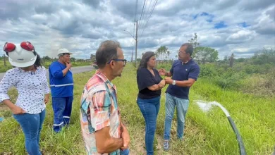 Equipe da Secretaria de Meio Ambiente e Recursos Hídricos e representantes da Embasa supervisionaram o primeiro teste da rede - Foto: ASCOM/Santo Amaro 