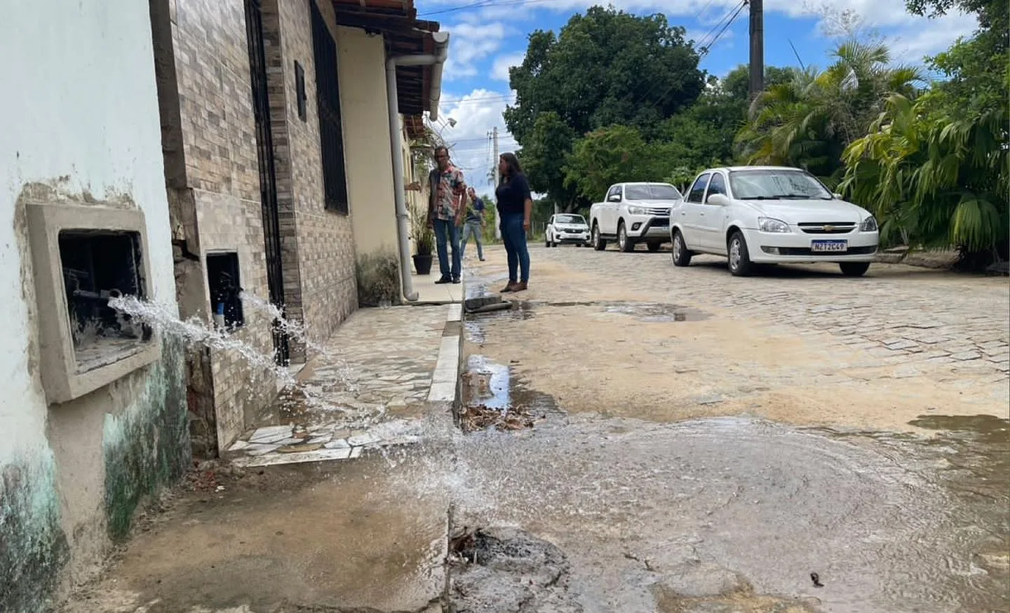 Equipe da Secretaria de Meio Ambiente e Recursos Hídricos e representantes da Embasa supervisionaram o primeiro teste da rede - Foto: ASCOM/Santo Amaro 