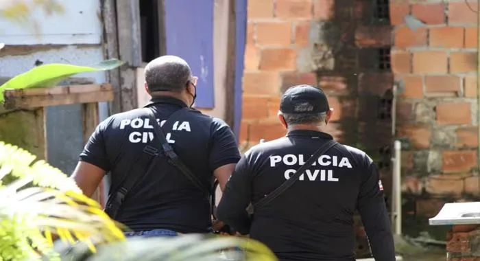 Suspeito foi encontrado dentro de casa, em Monte Gordo, na Bahia — Foto: Reprodução/ Ascom PC