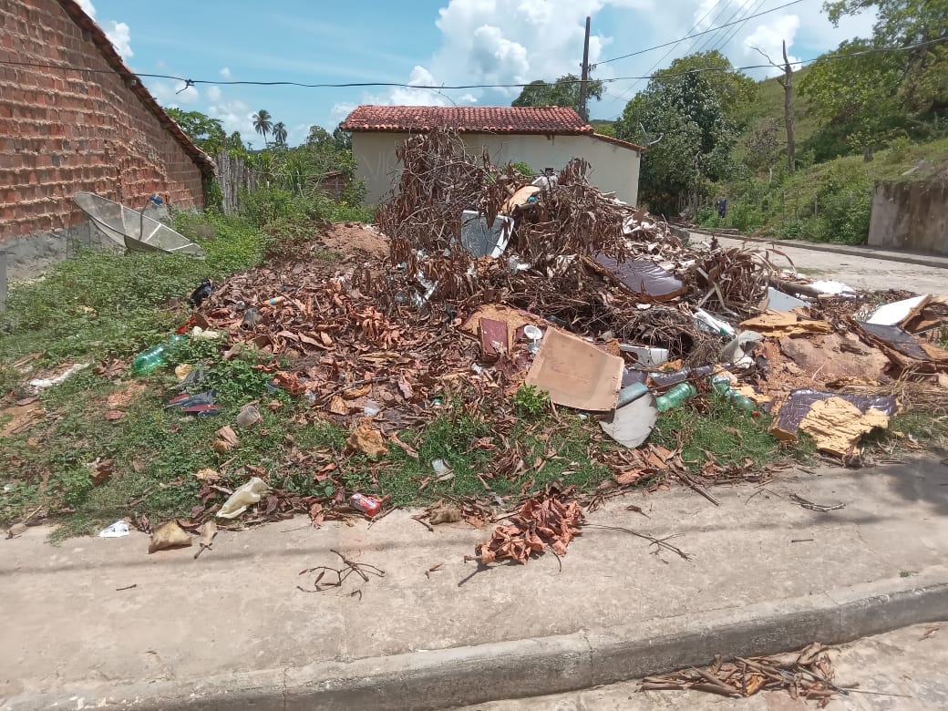 Lixo acumulado nas ruas do distrito de Buracica, em Teodoro Sampaio — Foto: Arquivo pessoal