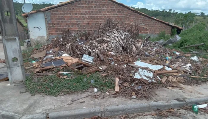 Lixo acumulado nas ruas do distrito de Buracica, em Teodoro Sampaio — Foto: Arquivo pessoal