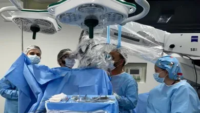 Uma equipe de oito pessoas participou de cirurgia de 10h para retirada de tumor cerebral — Foto: Acervo pessoal