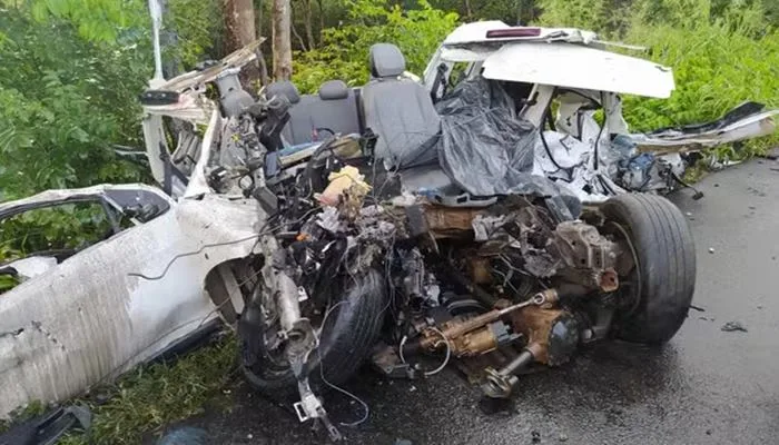 Caminhonete ficou destruída após acidente com caminhão — Foto: PRF-BA