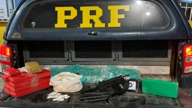 PRF prende mulher com submetralhadora e drogas em ônibus em Feira de Santana- Foto: Reprodução/ Nucom PRF