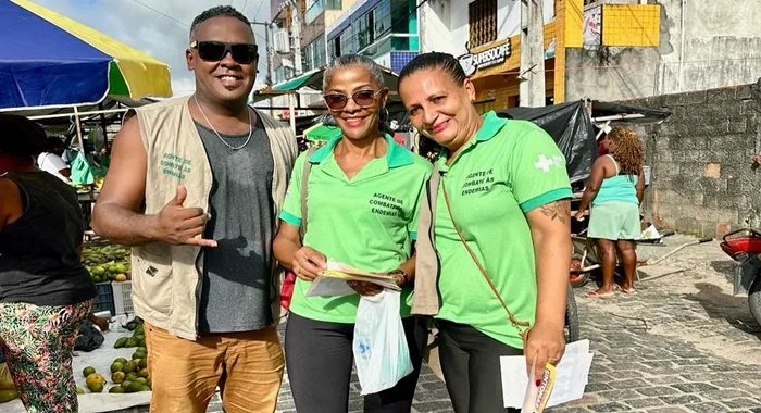 Agentes de Combate a Endemias de Amélia Rodrigues realizam ação de conscientização sobre a dengue na Feira Livre - Foto: Reprodução/Ascom Amélia Rodrigues