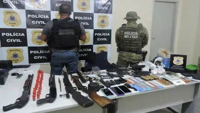 Os dois presos e os materiais encontrados foram apresentados no DHPP em Juazeiro - Foto: Divulgação/SSP-BA