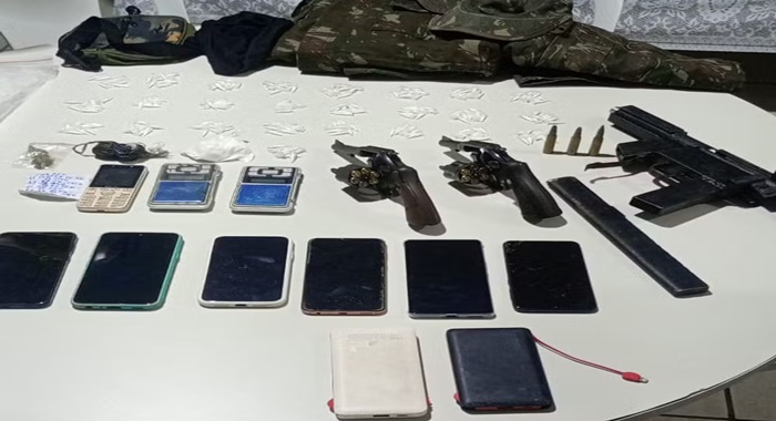 Material apreendido com os suspeitos — Foto: Divulgação/Polícia Militar