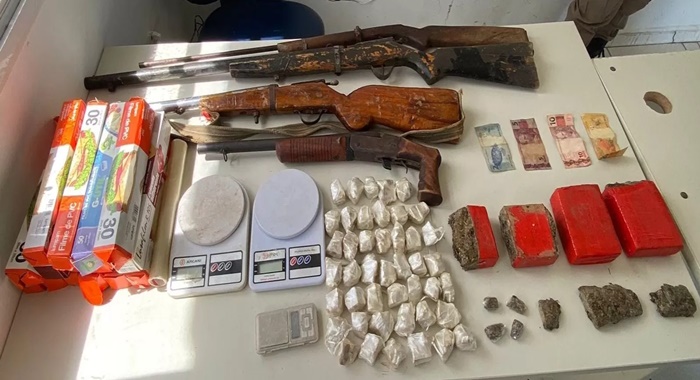 Drogas e quatro armas são apreendidas pela Polícia Militar durante Operação Força Total- Foto: Reprodução