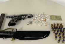 O suspeito estava com uma arma de fogo e porções de entorpecentes- Foto: Reprodução/ ASCOM PC