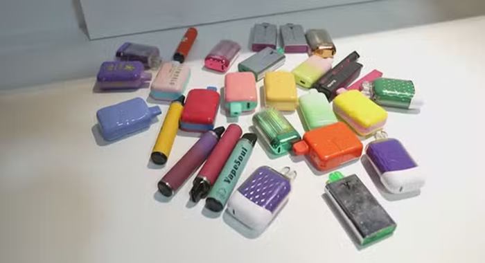 Coloridos e com sabor, cigarros eletrônicos atraem jovens e adolescentes — Foto: Reprodução/TV Globo