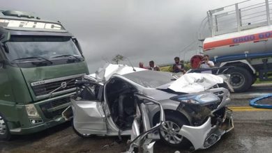 Veículo fica destruído após se envolver em engavetamento com duas carretas na Bahia — Foto: Reprodução/Redes Sociais