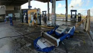 Cinco pessoas ficam feridas após carro bater em bomba de posto de combustíveis — Foto: Reprodução/TV Bahia