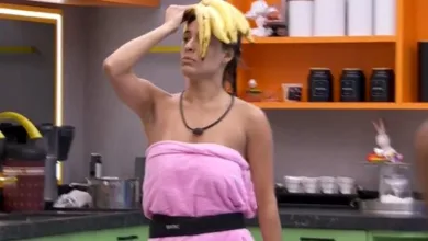 Beatriz Reis fez desfile com banana na cabeça na cozinha do BBB 24 - Foto: Reprodução/Globoplay
