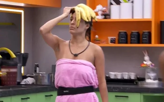 Beatriz Reis fez desfile com banana na cabeça na cozinha do BBB 24 - Foto: Reprodução/Globoplay
