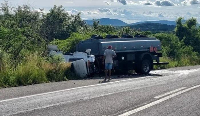 Motorista morre após colisão envolvendo caminhões na BR-324, próximo a Santa Bárbara - Foto: Reprodução/Redes Sociais