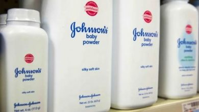 A Johnson & Johnson (J&J) deixará de fabricar e comercializar pó de talco para bebês em todo o mundo a partir do próximo ano. — Foto: Reprodução/ REUTERS