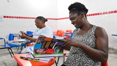 Prefeitura de Santo Amaro realiza entrega dos novos livros didáticos para os alunos da EJA - Foto: Reprodução/ASCOM